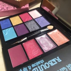 💕Alpha girl shadow & lip gloss kit💕